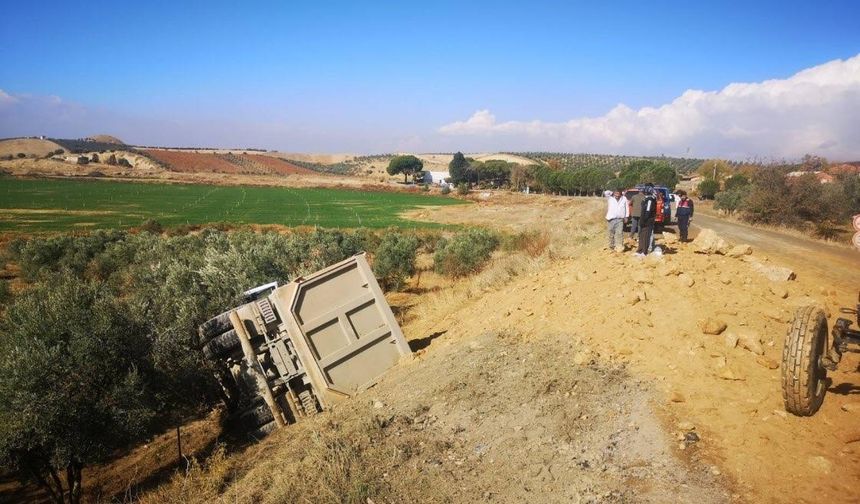 Salihli’de Toprak Yüklü Kamyon Zeytin Bahçesine Devrildi: 1 Yaralı