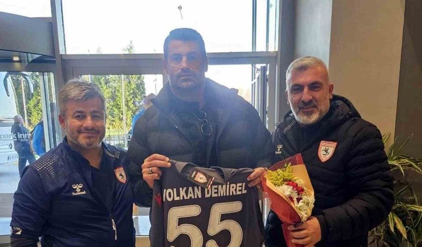 Samsunspor Taraftarları,Volkan Demirel’e Teşekkür Taktimi Yaptı