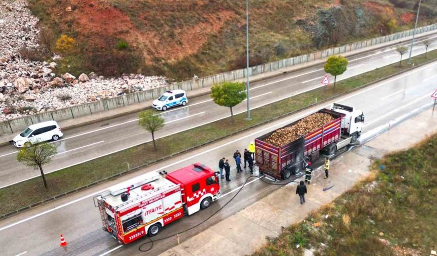 Tokat’ta Tırda Yangın Çıktı, İtfaiye Ekipleri Müdahale Etti