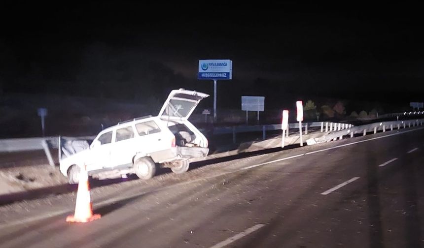 Afyonkarahisar’da Kontrolden Çıkan Otomobil Refüje Girdi: 3 Yaralı