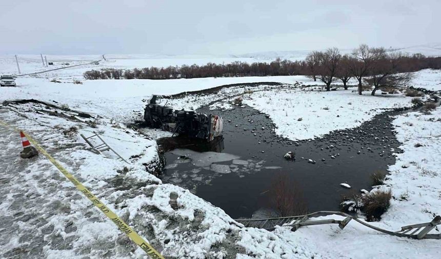 Ağrı'da Korkutan Anlar: Tanker Devrildi, Sürücü Yaralandı