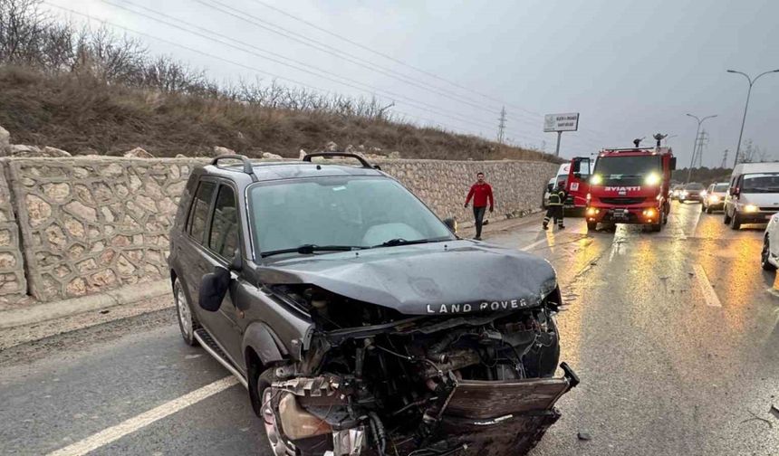 Bilecik’te Minibüs ile Cip Çarpıştı: 3 Yaralı