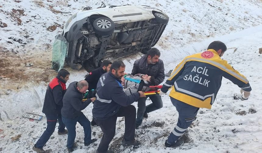 Bingöl’de Buzlanma Nedeniyle Kontrolden Çıkan Araç Yan Yattı: 2 Yaralı