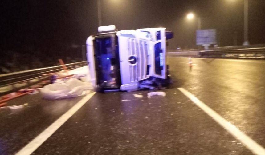 Bolu Dağı Tüneli Çıkışında Tır Devrildi, İnşaat Malzemeleri Yola Saçıldı