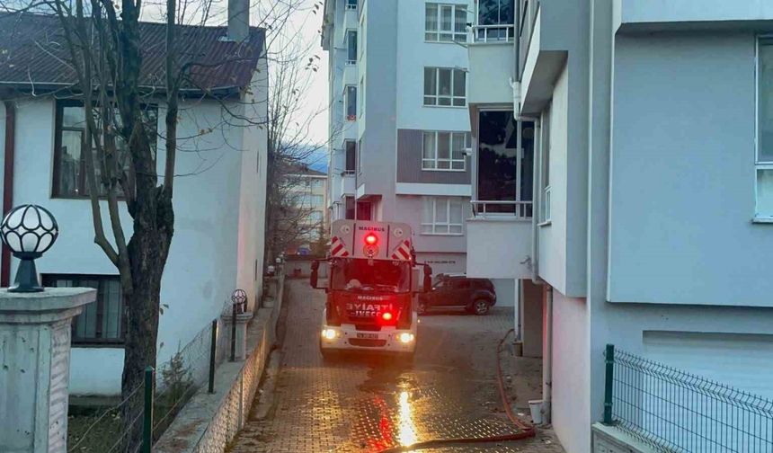 Bolu’da Doğalgaz Kombisi Nedeniyle Çıkan Yangında 3 Kişi Dumandan Etkilendi