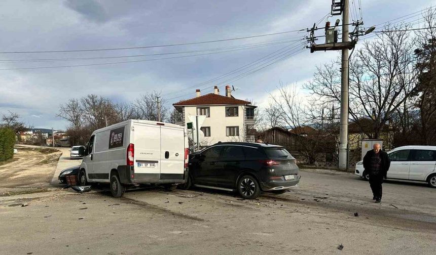 Bolu’da Minibüs ve Cip Çarpıştı: 3 Kişi Hafif Yaralandı