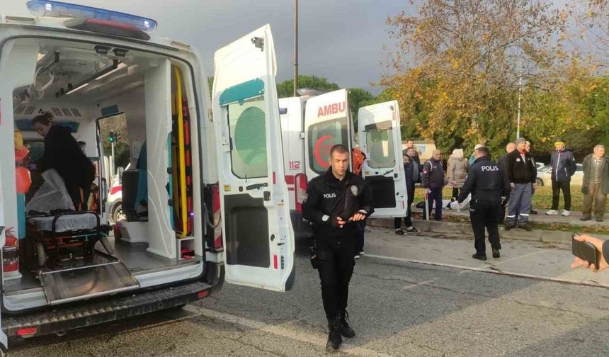 Bursa'da Işıklı Kavşakta Zincirleme Trafik Kazası: 2 Kadın Sürücü Yaralandı