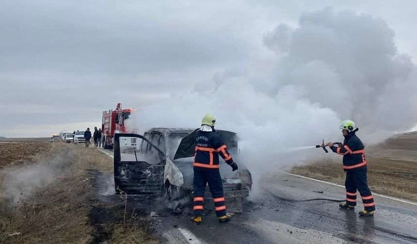 Çankırı'da Hafif Ticari Araç Alevlere Teslim Oldu