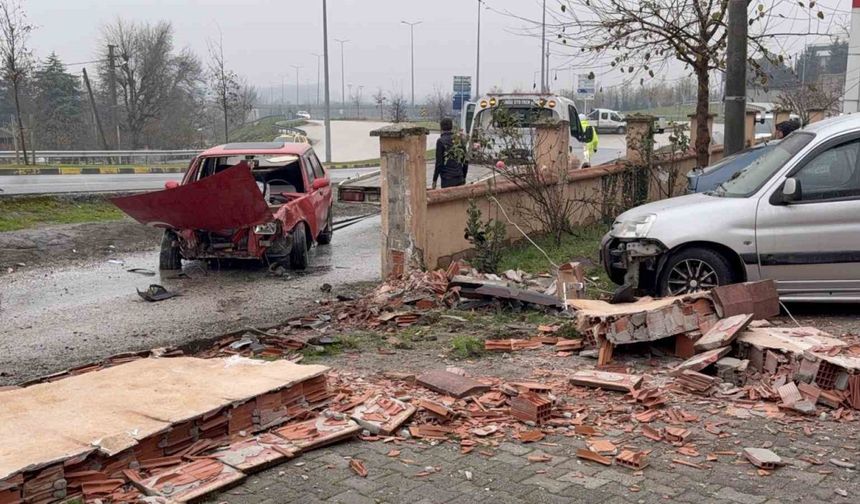 Düzce’de Kontrolden Çıkan Otomobil Bahçe Duvarını Yıktı: 5 Yaralı