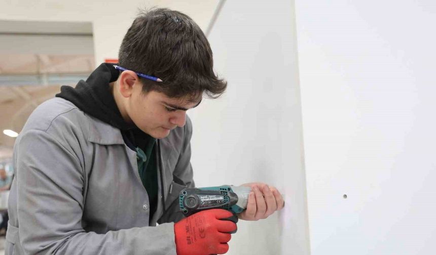 Elazığ Mesleki ve Teknik Anadolu Lisesi Öğrencileri Hem Öğreniyor Hem Kazanıyor