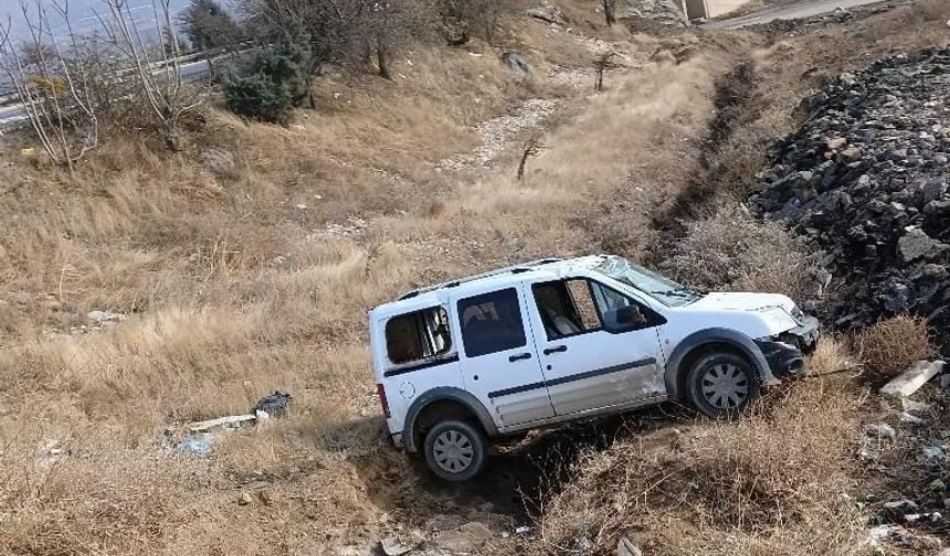 Elazığ’da Hafif Ticari Araç Şarampole Yuvarlandı: 2 Yaralı