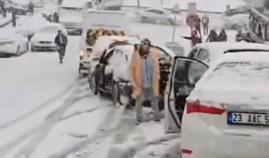 Elazığ'da Kar Yağışı Sonrası Zincirleme Kaza: 10 Araç Birbirine Girdi