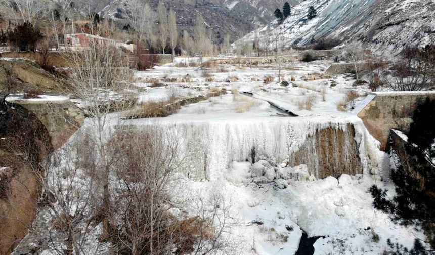 Erzincan’da Soğuk Hava Etkisiyle Dereler Buz Tuttu