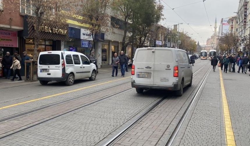 Eskişehir İki Eylül Caddesi’nde Trafik Kuralları Hiç Dinlenmiyor