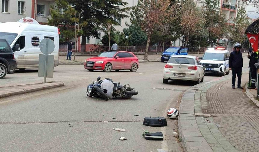 Eskişehir’de Motosiklet Otomobille Çarpıştı: Sürücü Ağır Yaralandı