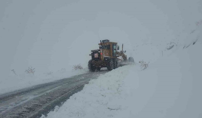 Hakkari’de Kar Yağışı Sonrası 51 Yerleşim Yeri Yolu Yeniden Açıldı