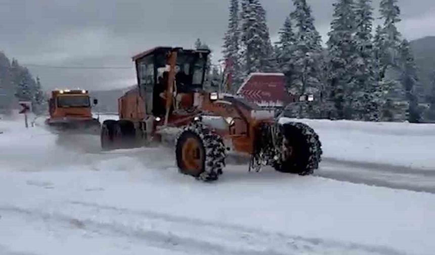 Ilgaz Dağı’nda Kar Yağışı Etkili Oldu, Ekipler Küreme Çalışması Yaptı