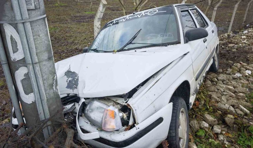 İnegöl’de Elektrik Direğine Çarpan Otomobilde 2 Yaralı