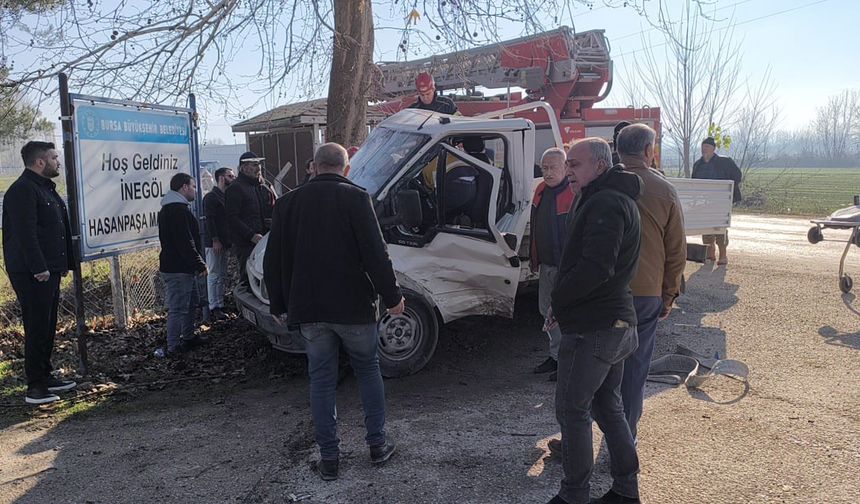 İnegöl’de Otomobil ile Kamyonet Çarpıştı: 3 Yaralı