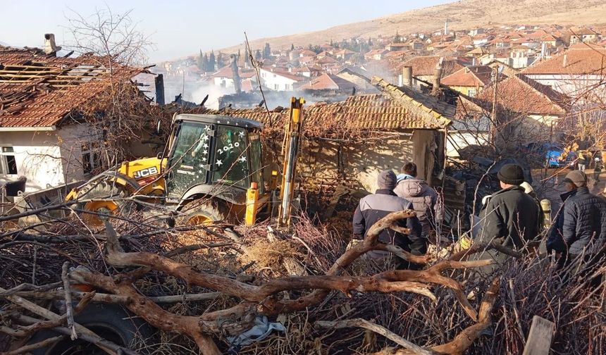 Isparta’da Elektrik Arızası Nedeniyle Çıkan Yangın İki Evi Kullanılamaz Hale Getirdi