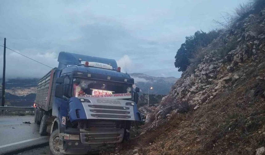 Isparta’da Yağış Nedeniyle Kontrolden Çıkan Otomobil Tırla Çarpıştı: 3 Yaralı