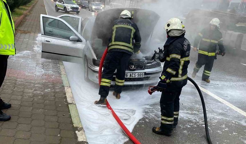 Kahramanmaraş’ta Otomobilde Çıkan Yangın İtfaiye Ekipleri Tarafından Söndürüldü