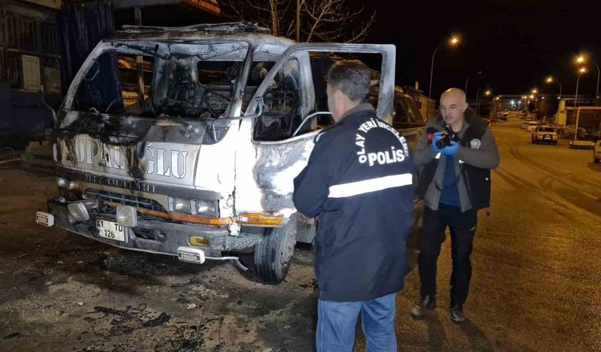 Karaman’da Kundaklanan Kurtarıcı Kamyonet Alevlere Teslim Oldu