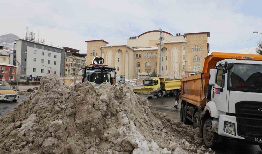 Karla Mücadele Yoğunlaşıyor: Şehir Hayatına Ara Verilmiyor!