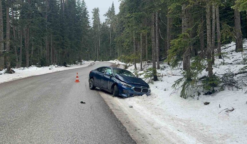 Kartalkaya Yolunda Lüks Otomobil Kaza Yaptı