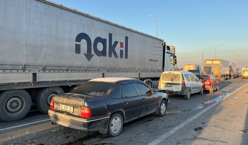 Kayseri’de Zincirleme Kazada 2 Kişi Yaralandı