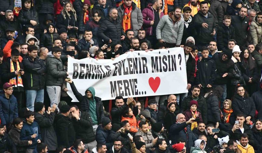 Kayserispor-Galatasaray Maçında Sürpriz Evlilik Teklifi!