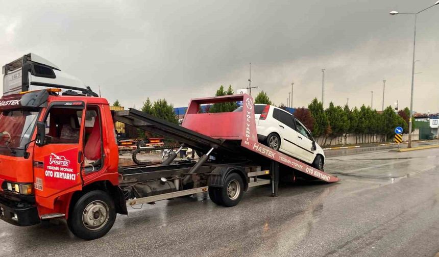 Kocaeli’de Tıra Çarpan Otomobilin Sürücüsü Yaralandı