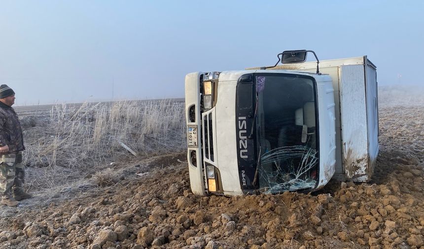 Konya’da Sisli Havadar Kamyonet Devrildi: 1 Yaralı