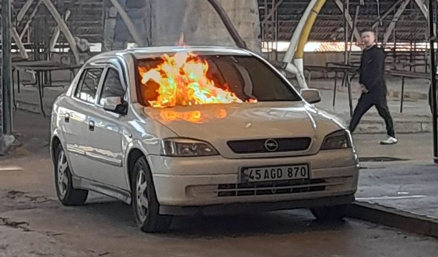 Manisa’da park halindeki otomobilde yangın çıktı