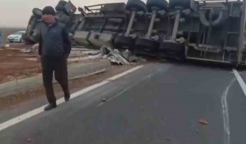 Mardin’in Nusaybin İlçesinde Tır Devrildi: Sürücü Yaralandı