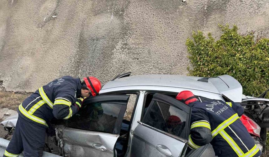 Niğde-Adana Otoyolunda Korkuluklara Çarpan Otomobilin Sürücüsü Yaralandı