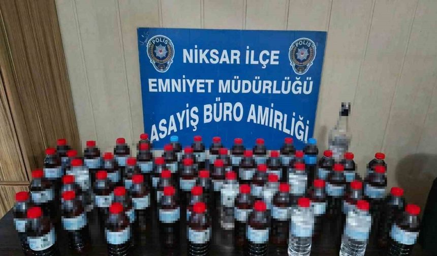 Niksar'da Polis Ekiplerinden Sahte Alkol Operasyonu: 59 Pet Şişe Ele Geçirildi