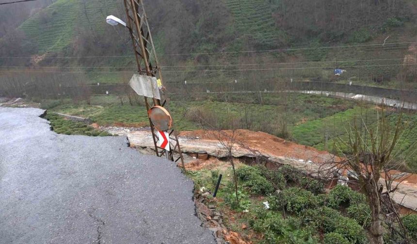 Rize’de Heyelan Nedeniyle 4 Köye Ulaşım Sağlayan Yol Kapandı