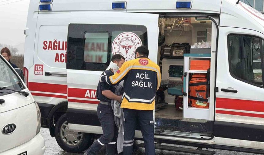 Sakarya Adapazarı’nda Minibüs ile Otomobil Çarpıştı: 3 Yaralı