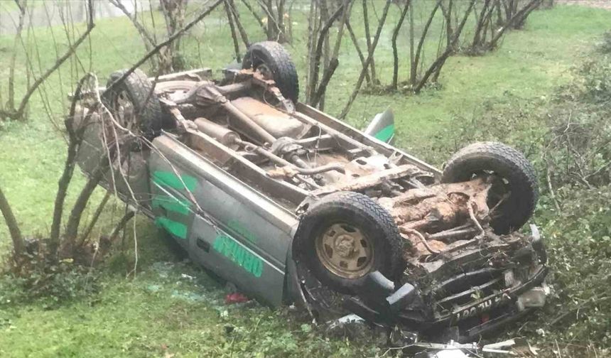 Sakarya Akyazı’da Orman İşletme Müdürlüğü Kamyoneti Devrildi: 5 Yaralı