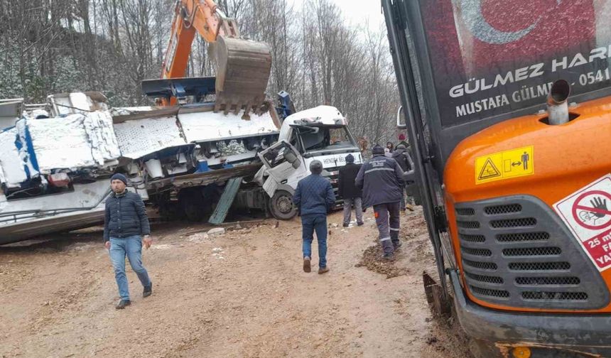 Sakarya'da Belediyeye Ait Tırın Kupasına Taş Kırma Makinesi Devrildi