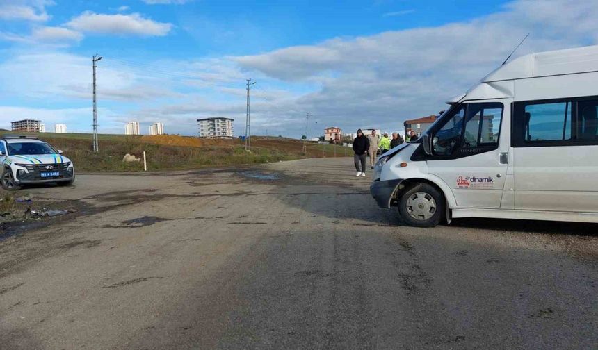 Samsun’da Okul Servisi ile Otomobil Çarpıştı: 10’u Öğrenci 15 Kişi Yaralandı