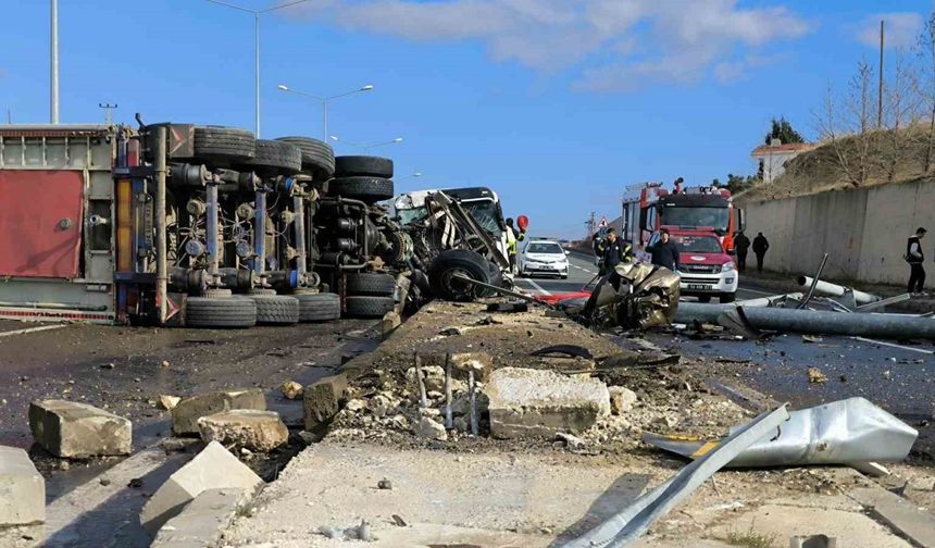 Tekirdağ'da Tır Devrildi, Sürücü Yaralandı