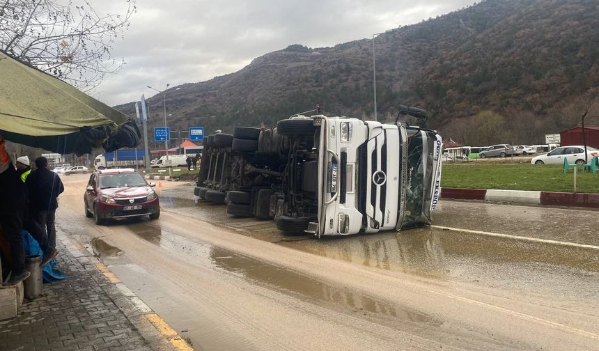 Tokat’ta Yağ Dolusu Tankerin Devrilmesi Sonucu 2 Kişi Yaralandı