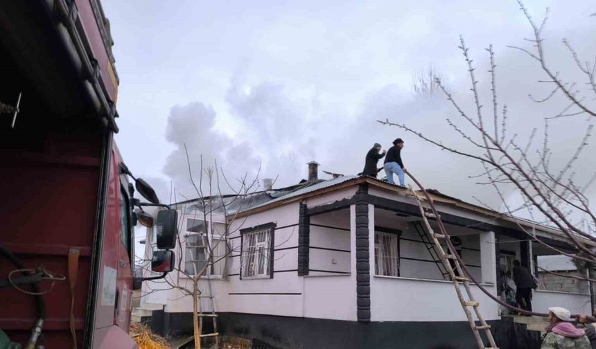 Van’da Çatıda Çıkan Yangın Korku Yarattı