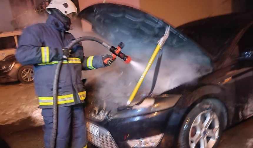 Van’da Park Halindeki Otomobilde Yangın Çıktı