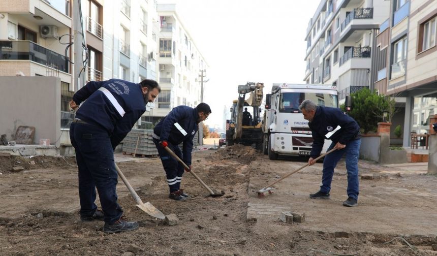 Yunusemre Belediyesi Parke Taşı Döşeme Çalışmalarına Devam Ediyor