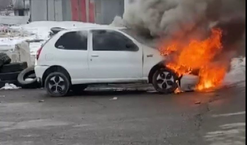 Muş'ta Seyir Halindeki Otomobil Alev Alev Yandı!