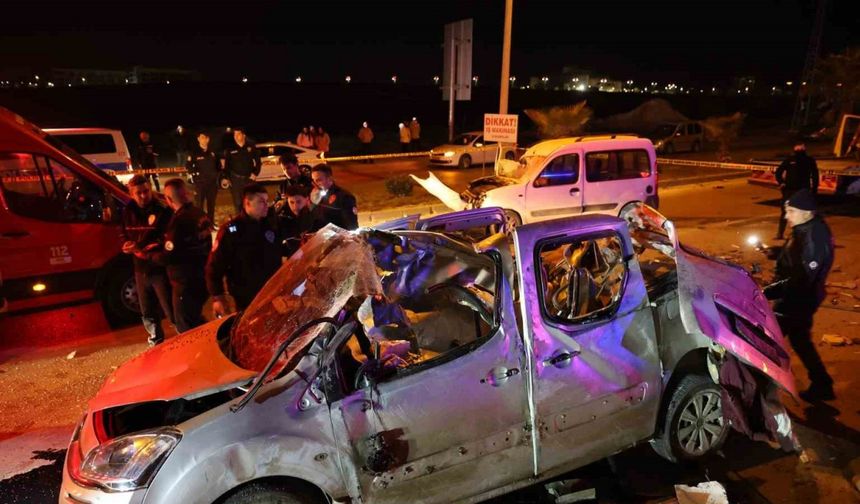 Adana’da Ters Yöne Giren Araç İle Çarpışan Araç Hurdaya Döndü: 1 Ölü, 2 Yaralı