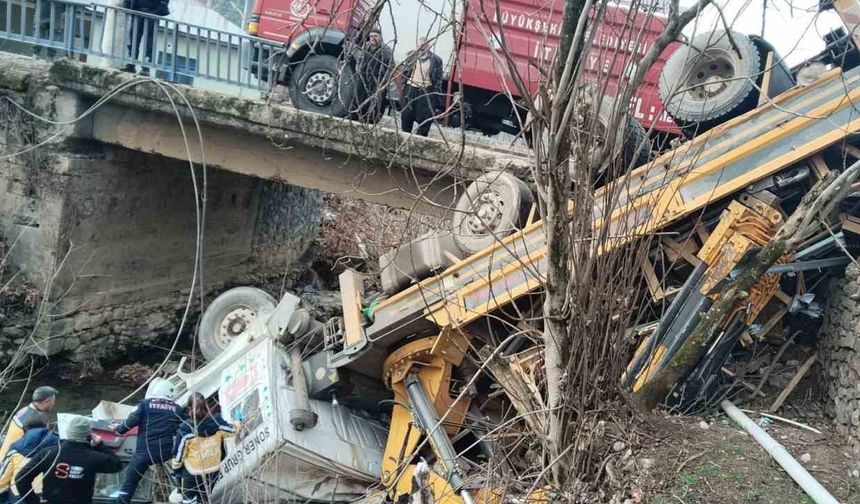 Adana’da Tır Irmağa Düşerek 2 Kişiyi Yaraladı